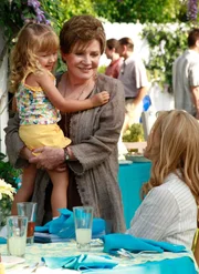 Start neue Staffel IV: Desperate Housewives "Alles kommt ans Licht". Im Bild (v.li.): Polly Bergen (Stella Wingfield), Felicity Huffman (Lynette Scavo).