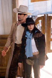 Cole (Julian McMahon, l.); Prue (Shannen Doherty, r.)