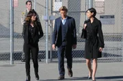Versuchen, einen Mordfall aufzuklären: Teresa (Robin Tunney, l.), Patrick (Simon Baker, M.) und Erica Flynn (Morena Baccarin, r.) ...