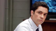 Auf den Stufen einer Kirche wird ein Neugeborenes ausgesetzt, das sorgfältig in einer Decke eingewickelt ist und auch ansonsten gut versorgt scheint. Der DNA-Test des Babys lässt Det. Nick Amaro (Danny Pino) aufhorchen.