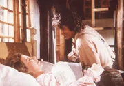 Liebevoll weckt Charles (Michael Landon, l.) seine übermüdete Frau Caroline (Karen Grassle, r.)