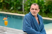 Geschäftsmann Alexander Pachmann (Konstantin Lindhorst) wurde Opfer seines Raubüberfalls. Aber auch sein Lebenslauf ist nicht so sauber, wie er vorgibt.