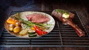 Hennings Hauptspeise: Vier Monate gereiftes Tomahawk-Steak vom deutschen Angusrind mit Drillingen und gegrilltem Gemüse.