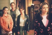 Zu ihrem Entsetzen muss Phoebe (Alyssa Milano, r.) entdecken, dass Cole Mitglied einer dämonischen Bruderschaft ist. Piper (Holly Marie Combs, l.), Leo (Brian Krause, 2.v.l.) und Prue (Shannen Doherty, 2.v.r.) sind erschüttert ...