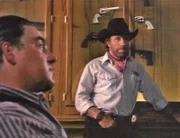 Walker (Chuck Norris) verh^rt den Kopfgeldj%ger Waywell (Darsteller nicht bekannt).