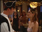 Xander (Nicholas Brendon, l.) beichtet Buffy (Sarah Michelle Gellar, r.) von seiner geplanten Hochzeit mit Anya. Willow (Alyson Hannigan, 2.v.r.) und Dawn (Michelle Trachtenberg, 2.v.l.) sind gespannt auf Buffys Reaktion ...