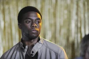 Michael Richmond (Chadwick Boseman) klärt die Ermittler auf, was es mit der Gitarre "Honey", die seinem Großvater gehörte, auf sich hat.