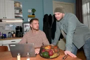 Paul (Niklas Osterloh, l.) und Erik (Patrick Heinrich) wundern sich, welche kruden Inhalte Kate mit Helena teilt.