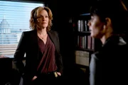 Patrick willigt ein, FBI-Agentin Susan Darcy (Catherine Dent, l.) in einem Mordfall zu helfen, während Teresa (Robin Tunney, r.) und das restliche Team, den Mörder einer jungen Frau sucht, die starb, nachdem sie sich mit jemand aus einem Online Chat traf ...