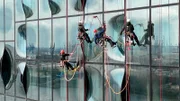 Zweieinhalb Wochen brauchen die Industriekletterer, um die Fenster der Elbphilharmonie zum Glänzen zu bringen