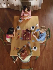 Susan (Teri Hatcher, hinten), Bree (Marcia Cross, vorne), Lynette (Felicity Huffman, r.) und Gaby (Eva Longoria, l.) sitzen an ihrem traditionellen Pokerabend zusammen und erinnern sich an den Tag, als sie Eli kennen lernten...