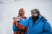Reinhold Messner (r.) erklärt seinem Sohn Simon was zu tun ist