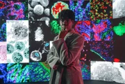 Dr. Ronx Ikharia mit Nahrungsergänzungspräparaten; Die Dokumentation wird von Dr. Ronx Ikharia präsentiert.; Prof. Sheena Cruickshank erklärt die Wirkung verschiedener Lebensmittel auf das Immunsystem.; Dr. Ronx Ikharia arbeitet in der Notfallmedizin und präsentiert die Dokumentation.