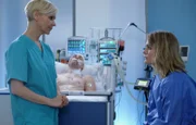 Emma Rücker (Anna Schimrigk, re.) hat die ganze Nacht bei ihrem hirntoten Mann Jens (Alexander Martschewski, hi. mi.), der nur noch mit Maschinen am Leben gehalten wird, am Krankenbett verbracht. Nun bittet sie Dr. Kathrin Globisch (Andrea Kathrin Loewig, li.) zum Gespräch mit dem Klinikleiter und dem Chefarzt.