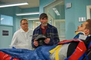 Mario Grimms (Henning Nöhren, re.) Chef Bernhard Stoll (Jochen Nickel, mi.) kommt in die Sachsenklinik. Doch schnell wird Hans-Peter Brenner (Michael Trischan, li.) klar, dass dies kein netter Krankenbesuch ist. Stoll staucht Mario zusammen: Er sei ein Träumer und Seiltänzer, turne ständig in der Höhe herum, so einen Angestellten brauche eine Industrikletterer-Firma nicht. Bernhard Stoll knallt Mario die Kündigung hin.