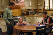 Nach und nach berichtet Frankie von ihren Schwierigkeiten, so dass Alan (Jon Cryer, l.) ihr gegen Charlies (Charlie Sheen, r.) Rat anbietet, mit ihrer kleinen Tochter Joanie (Juliette Goglia, M.) bei ihnen zu wohnen ...