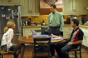Gegen Charlies (Charlie Sheen, r.) Rat hin bietet Alan (Jon Cryer, M.) Frankie (Jenna Elfman, l.) an, gemeinsam mit ihrer Tochter bei Ihnen einzuziehen ...