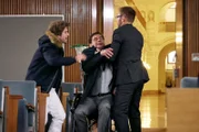Kris Haas (Jascha Rust, li.) Vater Simon (Tom Mikulla, mi.) und dessen Kompagnon Armin Peitz (Philipp Oehme, re.) sind wegen Steuerhinterziehung verurteilt worden. Armin hat eine Gefängnisstrafe bekommen, Simon dagegen zwei Jahre auf Bewährung. Als alles vorbei ist, brüllt Armin Simon an, er könne jetzt aufhören mit der Mitleidsshow und geht auf ihn los. Kris kann Schlimmeres verhindern und die beiden trennen.
