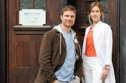 Frauenärztin Luise (Wolke Hegenbarth) und Entbindungspfleger Toni (Leo Reisinger) beginnen eine Praxisgemeinschaft.