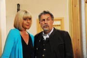 Charlotte (Mona Seefried, l.); Julius (Michele Oliveri, r.)