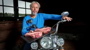 Rinderzüchter Henning Bauck aus Bad Bodenteich in Niedersachsen tritt als erster Gastgeber bei "Wie lecker ist das denn?!" an. Punkten möchte der Bio-Rocker mit Fleisch vom hauseigenen Hof.