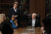Als der Kopf einer Anti-Sektenorganisation getötet wird, trifft Patrick (Simon Baker, hinten l.) erneut auf seinen alten Feind, den Sektenführer Bret Stiles (Malcolm McDowell, r.) ...