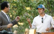 Jack Monk Jr. (Steve Zahn, re.) behauptet, Monks (Tony Shalhoub) Halbbruder zu sein und belegt dies mit vertraulichem Detailwissen über ihren gemeinsamen Vater.