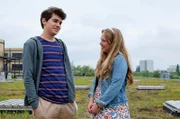 Lisa will mehr über Nils erfahren und zeigt offen ihr Interesse an ihm. Doch Nils hat Bedenken: Er ist durch seine Krankheitsgeschichte nicht der Typ, mit dem man Spaß haben kann.