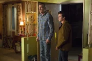 Mike (Neil Flynn, l.); Axl (Charlie McDermott, r.)