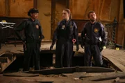 Cam (Tamara Taylor, l.), Brennan (Emily Deschanel) und Hodgins (T.J. Thyne) wurden in eine Kirche gerufen, in der eine Leiche gefunden wurde. Doch bei einer soll es nicht bleiben...