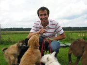 Willi Weitzel in der Hundeschule "Hotdogs". Dort lässt er sich erklären, warum Spielen für Welpen so wichtig ist.