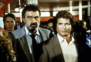 Jonathan (Michael Landon, r.) und Mark (Victor French, 2.v.r.) wollen dem Dealer an der Uni auf die Schliche kommen.