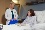 Dr. Kathrin Globisch (Andrea Kathrin Loewig, li.) möchte mit Jessika Wendel (Isabel Bongard, re.) die Anästhesie für ihre OP besprechen. Jessika hat einem Mädchen geholfen, welches überfallen wurde und sich dabei selbst schwer verletzt. Sie hat eine Milzverletzung und eine Rippenreihenfraktur, die in den Bauchraum blutet. Zeit für eine OP hat sie nicht, denn sie muss im algerischen Konsulat ihr Visum abholen um in Algerien eine Mädchenschule eröffnen zu können. Bei allem Verständnis und Respekt für dieses Vorhaben, muss Kathrin ihr allerdings sagen, dass sie Jessika in ihrem Zustand nicht gehen lassen kann. Die OP ist lebenswichtig.
