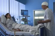 Als Ralf Noack (Timo Jacobs, li.) erwacht, steht Jan Fischer (Thorsten Nindel, re.) an seinem Bett. Jan ist froh, dass es seinem Freund und Kollegen wieder besser geht. Ralf jedoch ahnt, warum Jan wirklich da ist. Er will wissen, ob Ralf sich an den Überfall erinnern kann.