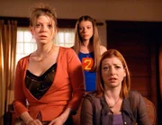 Tara (Amber Benson, l.), Dawn (Michelle Trachtenberg, M.) und Willow (Alyson Hannigan) haben einen wirklich guten Grund, um besorgt zu sein.