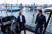 Julia Demmler (Wendy Güntensperger, l.) holt ihren Kollegen Jakob Frings (Max König, r.) für einen gefährlichen Einsatz ab. Sie sollen zwei Bankräuber stellen.