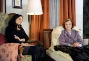 Gebannt lauscht Susann (Elisabeth Lanz, l.) den Erzählungen von Johanna (Brigitte Antonius, r.).