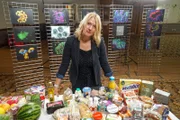 Dr. Ronx Ikharia mit Nahrungsergänzungspräparaten; Die Dokumentation wird von Dr. Ronx Ikharia präsentiert.; Prof. Sheena Cruickshank erklärt die Wirkung verschiedener Lebensmittel auf das Immunsystem.