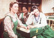 Caroline, Hester-Sue und Harriet sind darüber enttäuscht, dass sich nur ein einziger Gast in ihr Lokal verirrt hat.