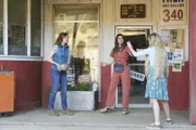 Kay Bowman (Lennon Parham, l.); Rio (Lake Bell, Mitte)