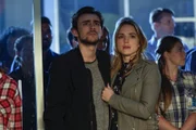 Liam Cole (Charlie Rowe, Mitte l.); Jillian Hayes (Jacqueline Byers, Mitte r.)