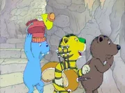Ob die alte Burgruine das Geheimnis von Loch Ness birgt? Antje, Schlüter, Tiger und Bär sind gespannt.
