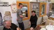 Tim übt schon einmal mit Peter den Heiratsantrag