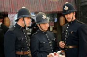 Constable Crabtree (Jonny Harris, Mitte) untersucht einen Tatort in Chinatown.