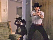 Walker (Chuck Norris, re.) und Trivette (Clarence Gilyard, li.) stürmen das Zimmer von Roy Buchanan.