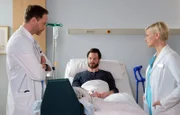 Dr. Kai Hoffmann (Julian Weigend, li.) erinnert sich durch seinen Patienten Jens Schultheis (Andreas Christ, mi.) an seine Vergangenheit bei der Bundeswehr. Auch Kai war in Krisengebieten tätig und weiß, was das mit Menschen macht. Dr. Kathrin Globisch (Andrea Kathrin Loewig, re.) kann nur erahnen, was die beiden Männer erlebt haben.