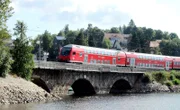 Abfahrt der Regiobahn von Schluchsee in Richtung Titisee und Freiburg, die schönste Stelle am See mit Blick auf den Ort Schluchsee.