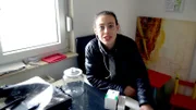 Janine kann sich wegen ihres Hexenschusses kaum bewegen.