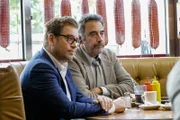 Dr. Jason Bull (Michael Weatherly, l.); Ron Getman (Brad Garrett, r.)