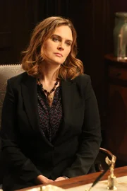 Brennan (Emily Deschanel) und Booth ermitteln im Mordfall des frisch gewählten und beliebten Senators O'Malley - ein Fall, der politisch äußerst brisant ist und Fingerspitzengefühl erfordert.